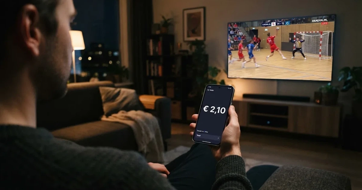 Een voetbal op de middenstip van een grasveld in het ochtendlicht